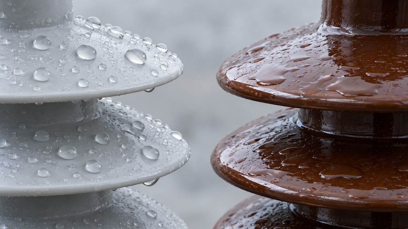 Silicone and porcelain water behavior