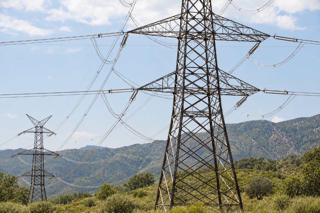 High-voltage transmission line with composite insulation